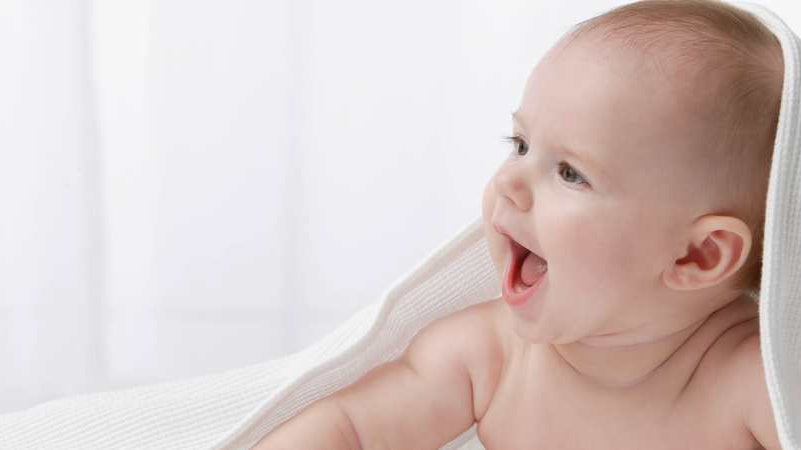 bebeğin saçını kazıtmak